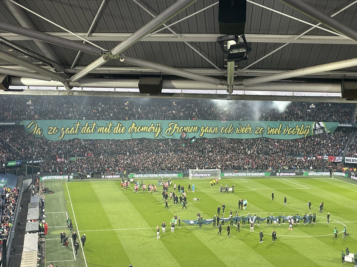 barryschep's tweet image. Blijft toch bijzonder dat je bij een mega vette wedstrijd, met elkaar gaat vechten, mega veel vuurwerk afsteekt, je eigen stadion in de fik zet en je geld uitgeeft aan een mega triest spandoek.
