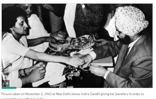 5 नवंबर, 1962 - इंदिरा गांधी ने अपने गहने युद्ध में मदद के लिए दान कर दिए थे। जो आज मंगलसूत्र की बात कर रहे हैं, उन्हें याद दिलाना ज़रूरी है।