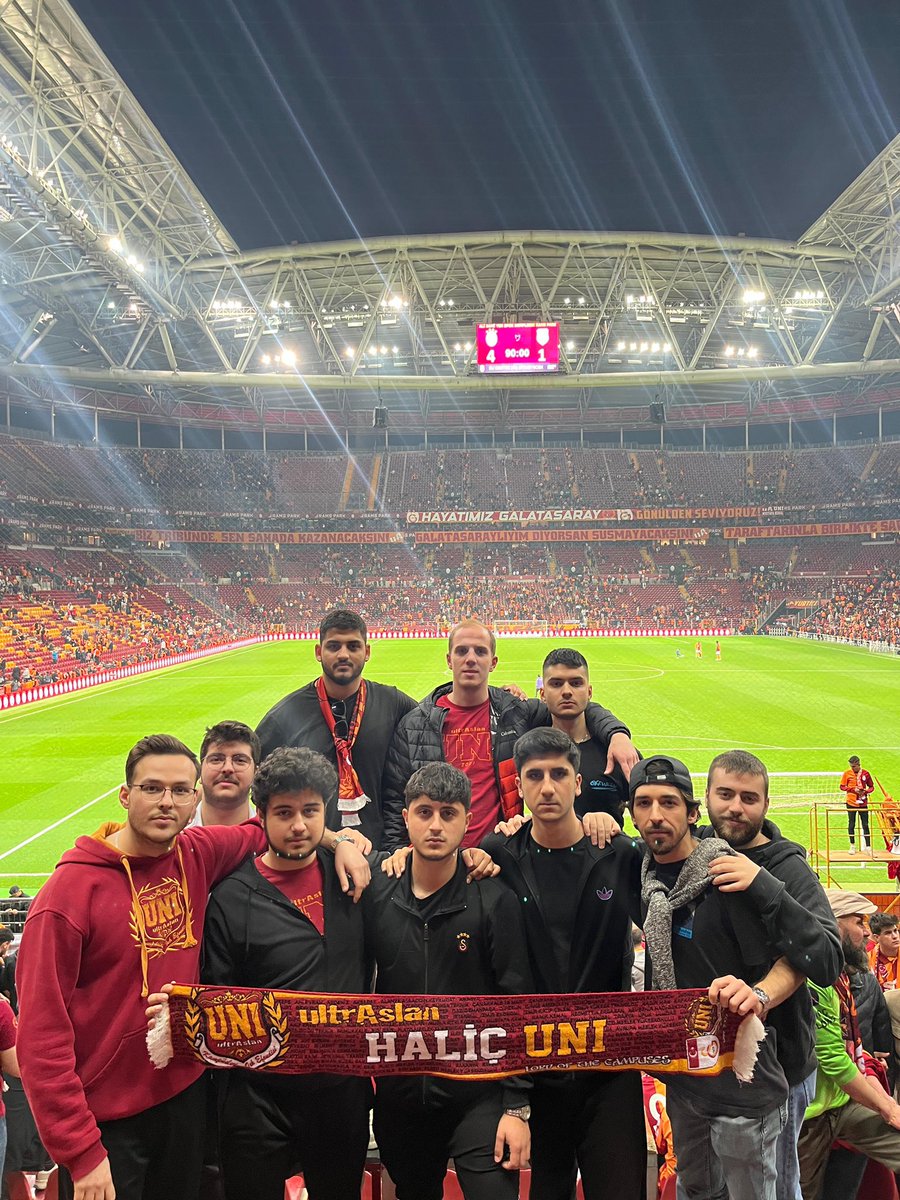 ŞAMPİYONLUK NAĞMELERİ İNLETİYOR SAMİ YEN'İ! #ultrAslanUNI #uAUNIHaliç