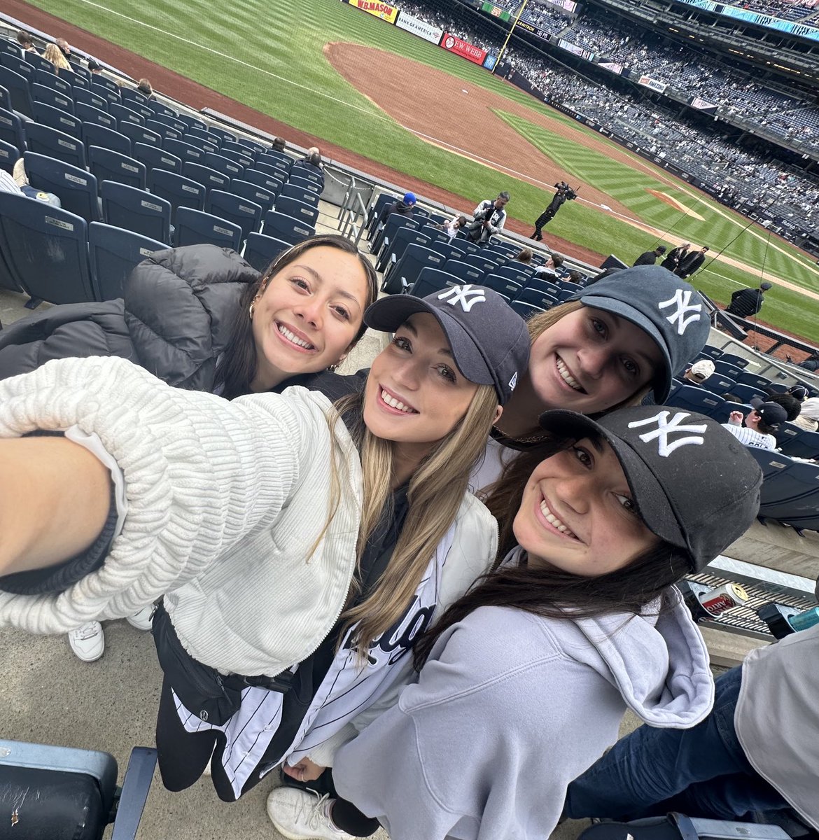sofiacondron's tweet photo. #REPBX Yankees!!!!!!🖤🖤 https://t.co/6XU77SS5of