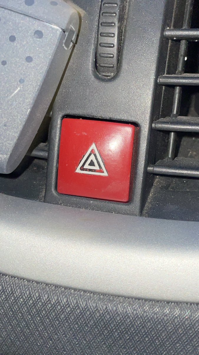 Lolasaancheez_'s tweet photo. Tres triángulos ( encima son semejantes) en el cocheeeee🚗🚗🚗
#didgeometria3E 
#geometriaplanauma https://t.co/kh1cUeyVdy