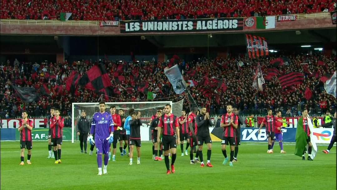 Les joueurs de l'USM Alger 🇩🇿 saluent les supporters qui sont venus en masse pour supporter le club ce soir.