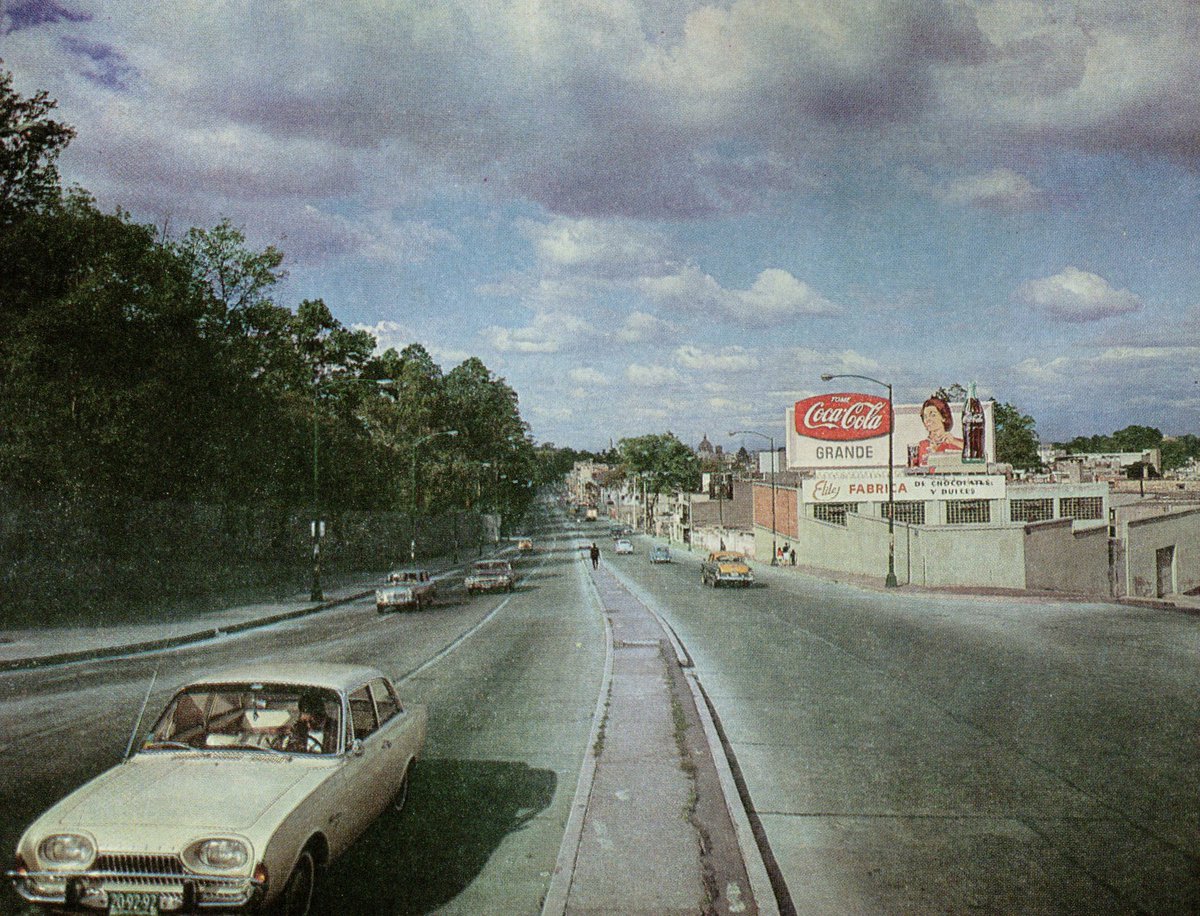 La avenida Constituyentes a la altura de Parque Lira en los años sesenta. A la derecha se ve la calle de Ignacio Esteva; hoy en este cruce está el Metro Constituyentes. 📷: “La Ciudad de México: 1952-1964”