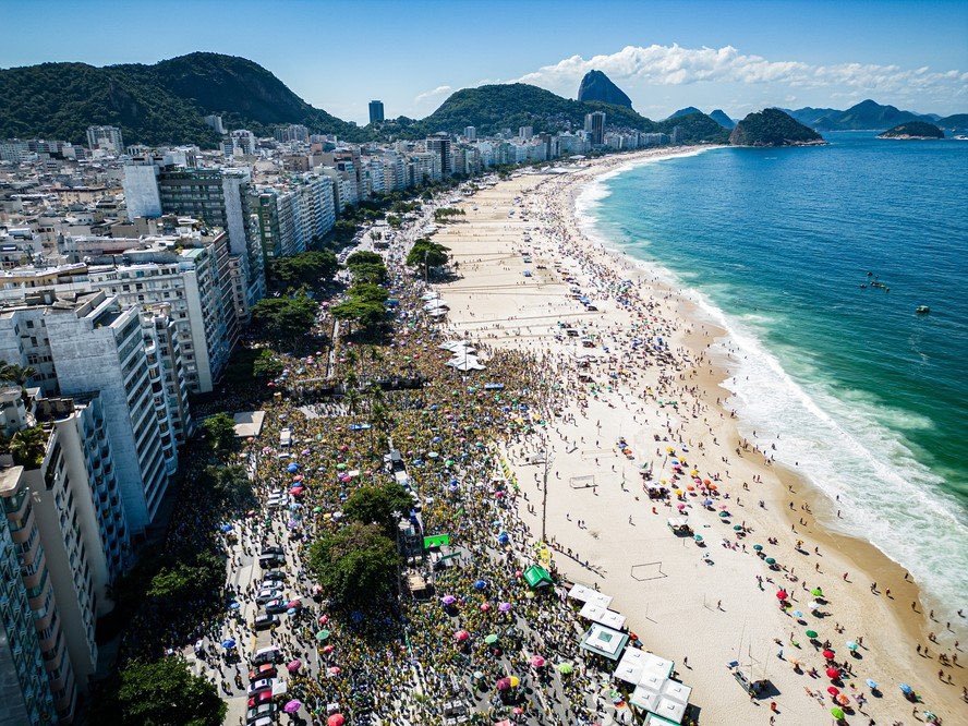 Ha uma certa discussão sobre o que seria a “encher a Atlântica”. Quem encheu a Atlântica foi o papa, que lá botou em 2013 mais de um milhão de pessoas. Ha quem diga terem sido até três milhões, que por falta de espaço ficaram até dentro d’agua (foto 1) A manifestação da…