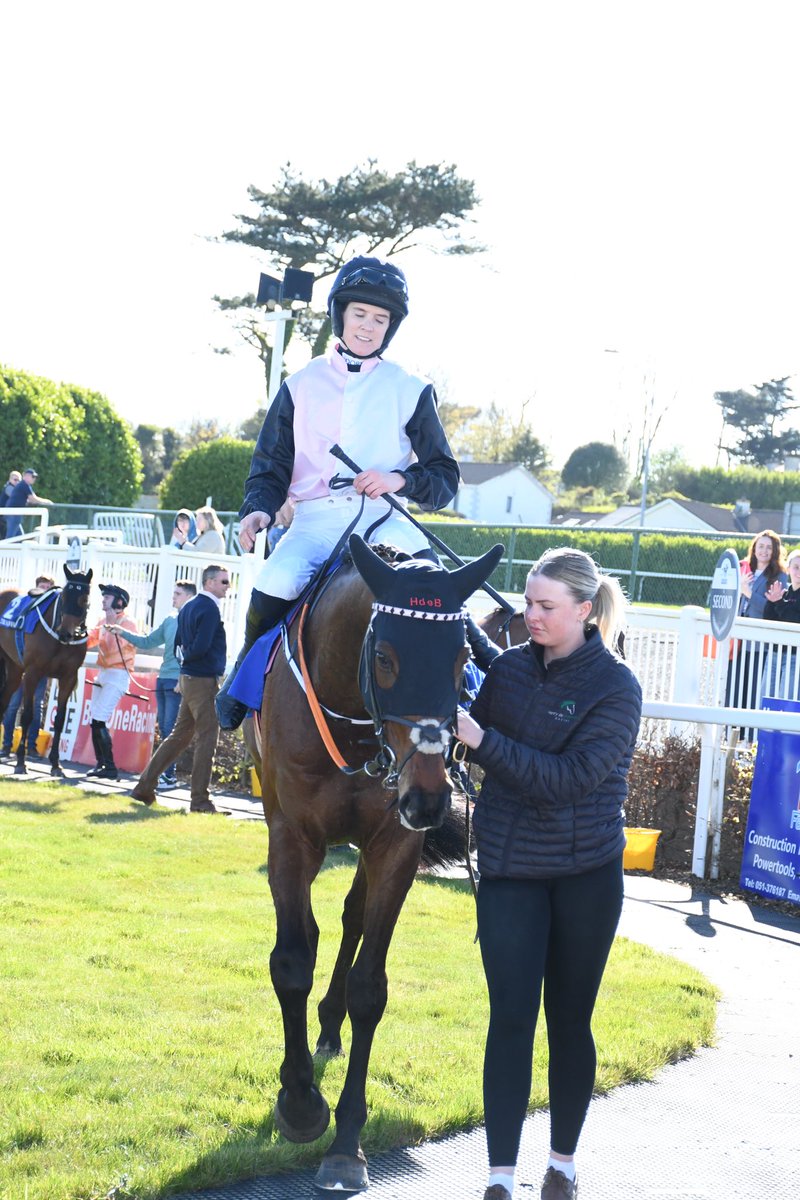 Gua Du Large trained by @HenrydeBromhead is a winner @TramoreRaces 21/4/24