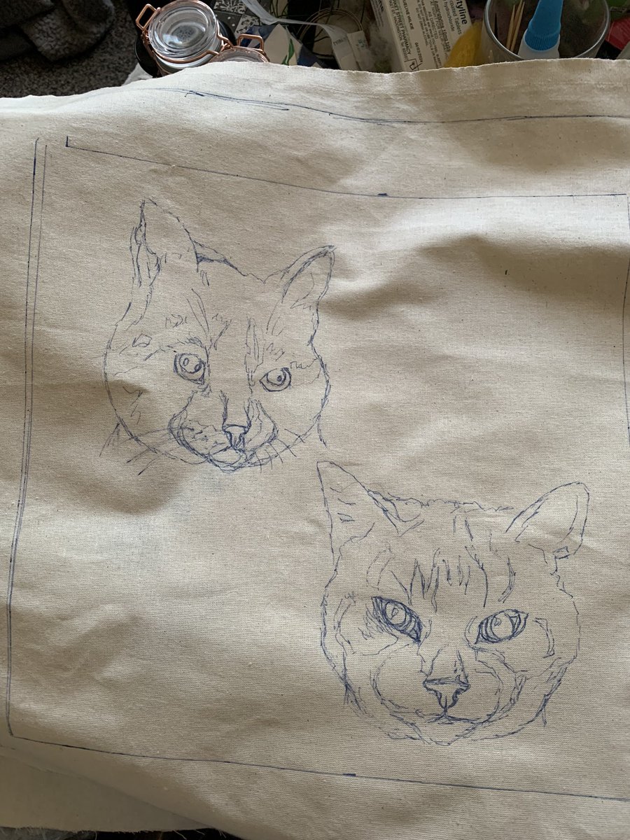 @UkCraftersHour I’m about to start felting these two cats #UKCraftersHour #CatsOfTwitter #needlefelting #woolart