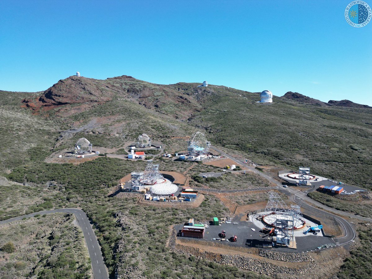 Vista del Observatorio del Roque de los Muchachos en el que se puede ver el progreso del montaje de los 3 nuevos telescopios de gran tamaño LST de @CTA_Observatory #ORMLaPalma Crédito imagen: @IAC_Astrofisica