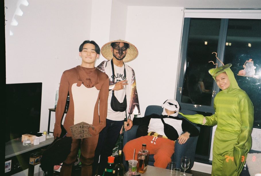 guess who has a buttplug up their butt in this picture