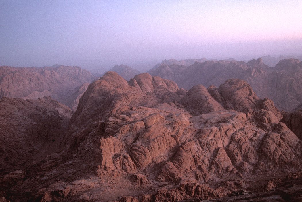 The mountain of Jebel Musa (where the 10 Commandments were proclaimed to Moses). Sunrise at summit. Egypt, 1995. 🇪🇬

📷: Harry Gruyaert