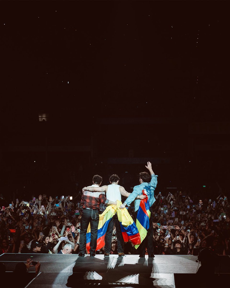 nickjonas's tweet photo. Happy to be back Colombia. Thank you for showing us so much love 🇨🇴 https://t.co/bpgeOxigfQ