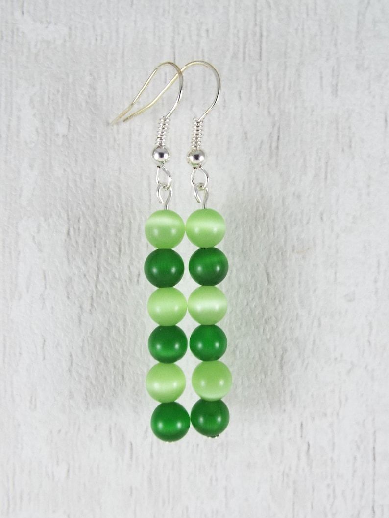 Lovely little pair of green agate drop earrings featuring a lovely cat's eye effect. See all the details in the link below: creatoriq.cc/3nvCYpH #Ad #Earrings #Agate #DropEarrings #DangleEarrings #Etsy #ShopIndie #UKCraftersHour #HandmadeHour