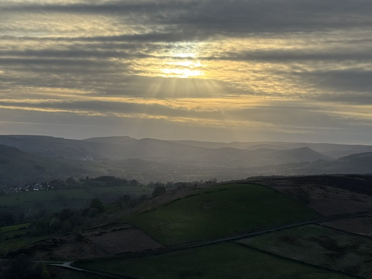 A stop-the-car-and-stand-and-watch sort of evening light over the Hope Valley. Climbers, farmers, rescuers, walkers etc etc all rejoicing in two days of sun. Raining again tomorrow mind.