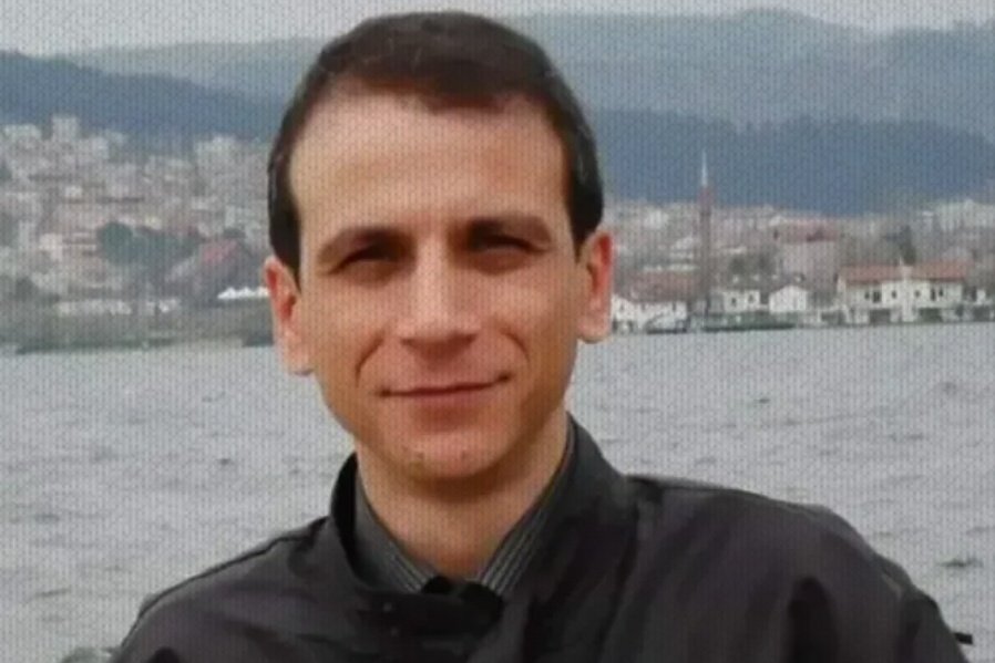 Sakarya'da 47 yaşındaki Mesut Karaayvaz, evinde geçirdiği ani bir kalp krizi sonucu hayatını kaybetti. (Sakarya Yenigün, 21.04.2024)