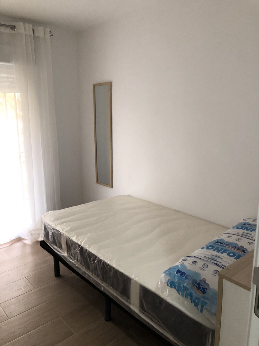 Se alquila habitación en piso de estudiantes en Granada, preferiblemente chica.
Piso recien reformado a estrenar de 4 hacitaciones.
+info por aqui o insta lorenaruuiz