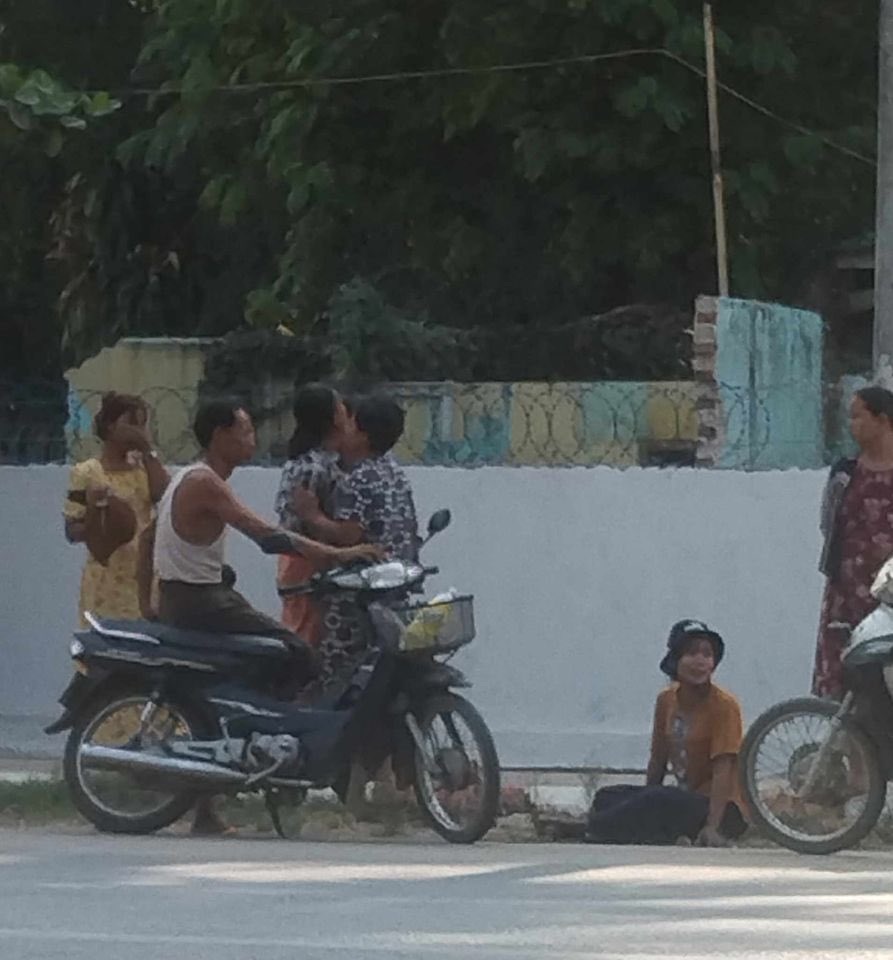 #PictureOfTheDay Parents and family members of the 80 folks that got abducted by the military as part of their so called conscription waits for their release in front of the police station in Phyu Township,Bago. Can’t imagine the distraught many are going through