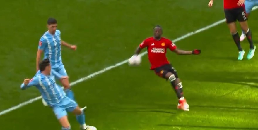 NsmUnited's tweet image. No penalty                              Penalty 

Offside                                     Offside

Where is the consistency with VAR??? 

#MUFC #FACup #COVMUN #VAR #mulive 🏆🔴