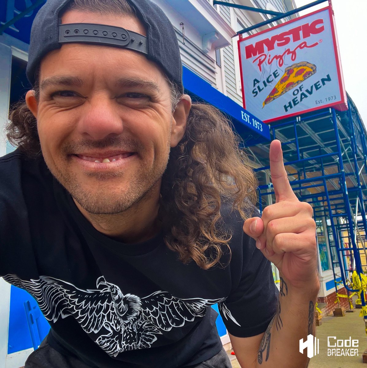 You simply cannot just pass through southern Connecticut without getting this selfie! It is an unwritten rule! If you know, you know! 🤩🎥 'Mystic Pizza' is a beloved 1988 coming-of-age film, following three young women working at a pizza parlor in Mystic, Connecticut. 🇺🇸🌊 The