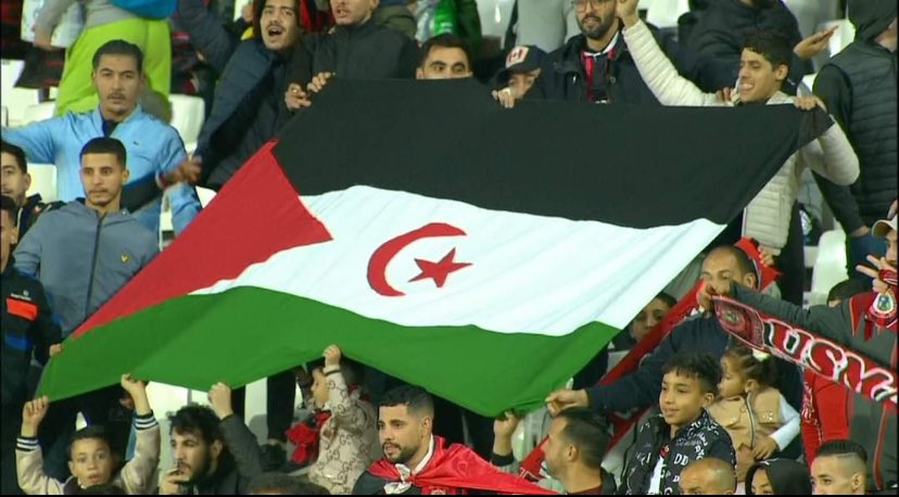 🚨🇩🇿 Extraordinary scenes in the #CAFCC semi-final between USM Alger and Berkane: USMA players are out on the pitch, but Algerian officials withheld the Berkane jerseys as they displayed Morocco owning Western Sahara. The match will NOT go ahead tonight. ❌