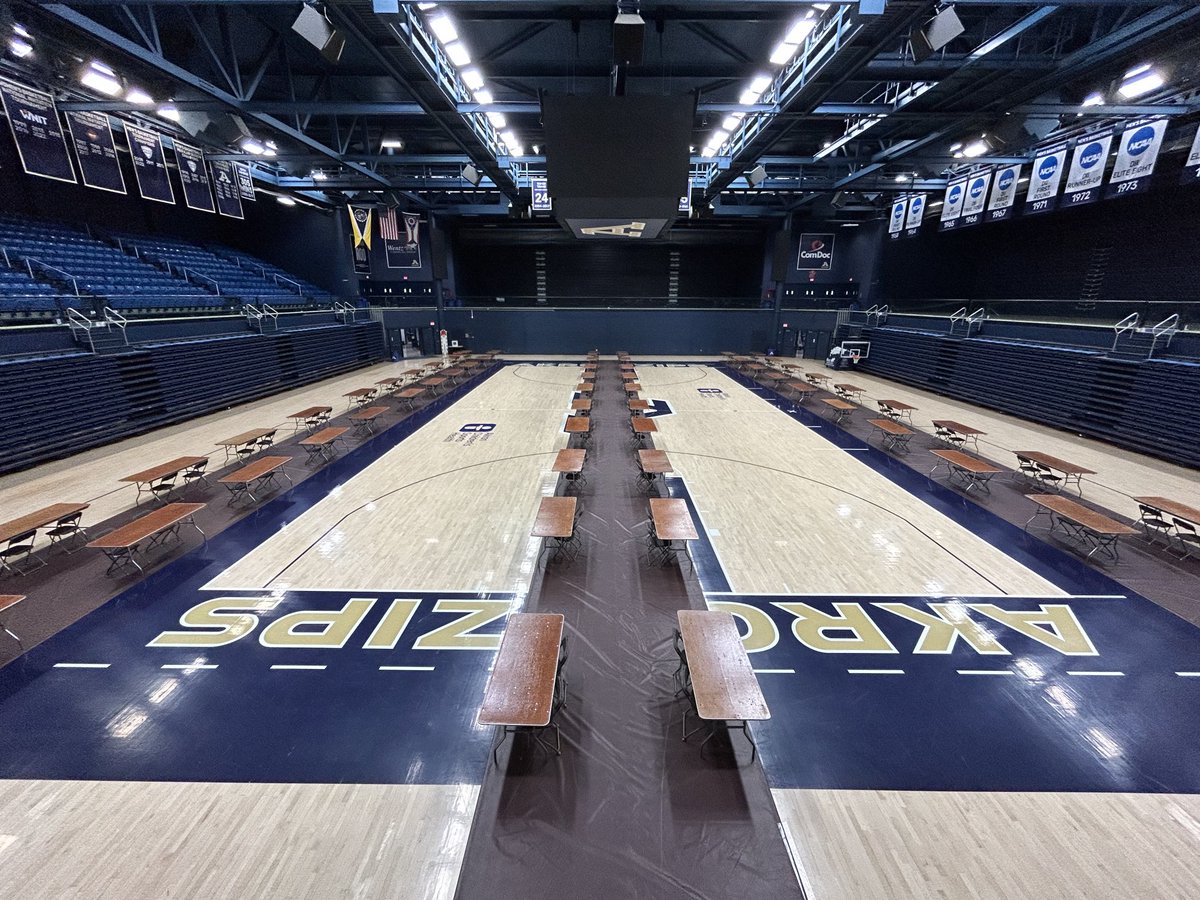 ZipsFacOps's tweet photo. Another weekend of great programming ⁦@uakron⁩ for future students ⁦@AkronZips⁩ James A Rhodes arena. https://t.co/8AAuNShxKm