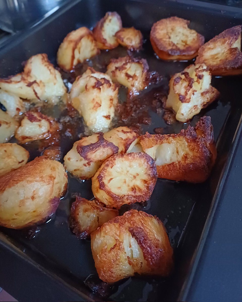 Roast potatoes a little well done but tasty all the same. Anyone else think the crispy bits make all the difference?
#RoastPotatoes
