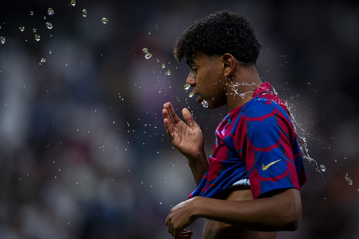 fcbarcelona_fra's tweet photo. 29' Lamine Yamal semble marquer d'une aile de pigeon au premier poteau mais les images ne montrent pas si le ballon a passé la ligne (1-1) #ElClasico https://t.co/qXNiOiO9HV