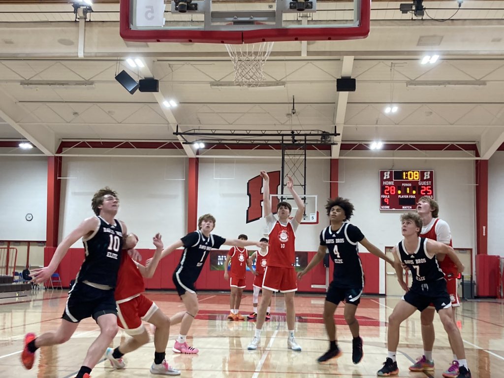 At the half of the 17U Championship game at the @ny2lasports Wisconsin Spring Showdown @MTXEPREMIER 29 Ben Bestor 9 pts @davisbroselite 27 Ayden Goll 10 pts Ross Robertson 6 pts