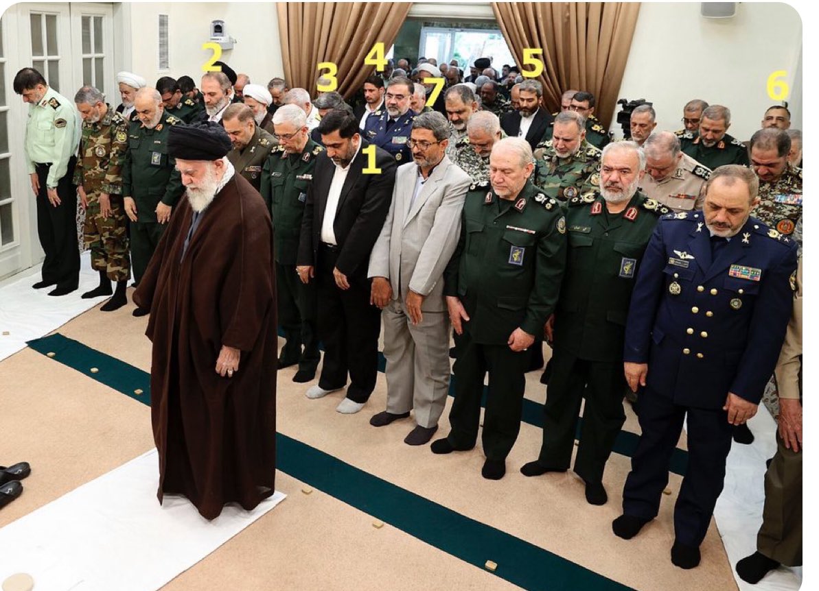 این عکس را خوب ببینید ، حضور فرماندهان نظامی رژیم که باید مورد اعتماد #خامنه‌ای باشند و قاعدتا نباید این همه محافظ تو اتاق باشه. ولی حضرتعاقا که از سایه اش هم می ترسه ۷ تا بادیگارد تو یک اتاق به این کوچکی گذاشته با این پیام به فرماندهان که دست از پا خطا کنید ترتیبتون داده است.