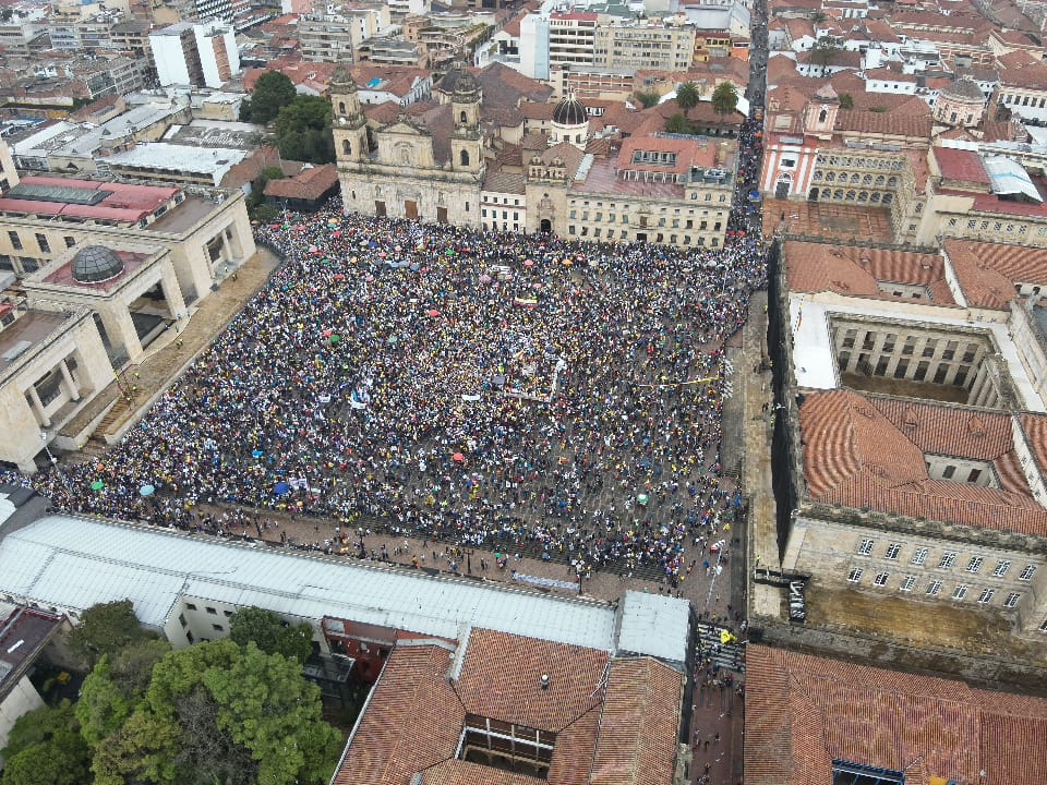 CarlosFGalan's tweet photo. Hoy la marcha en Bogotá ha sido pacífica y se ha desarrollado con tranquilidad. Hasta el momento no hay hechos que lamentar y miles de bogotanos han podido manifestarse libremente.

Las manifestaciones son parte fundamental de la democracia y pueden --y deben-- realizarse sin violencia y sin afectar a quienes deciden no manifestarse.