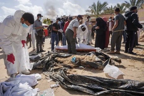 More mass graves. This time near the Nasser medical complex in Khan Yunis 🇵🇸 Nearly 200 bodies, including those of women and the elderly. Evidence of executions and reports of victims beheaded. Nothing seems beyond the cruelty of the Israeli 🇮🇱 army. Where is The Hague?