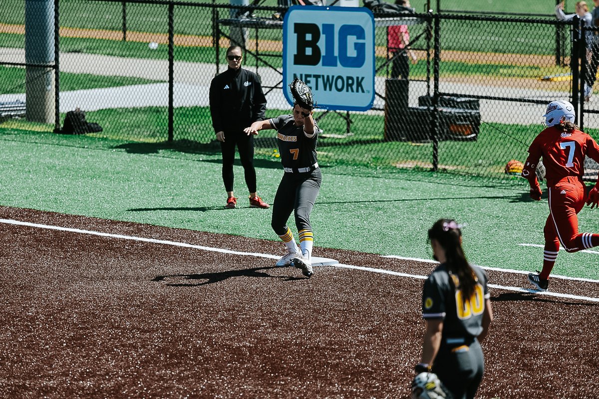 1️⃣- 2️⃣- 3️⃣ Defensive Inning #Hawkeyes