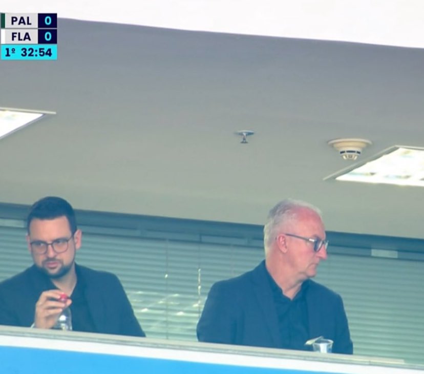 callwrii's tweet photo. O DORIVAL APARECEU NA MINHA TV E EU CHOREI DE SAUDADES 😭😭❤️😭❤️😭 https://t.co/yOPXObQ7SH