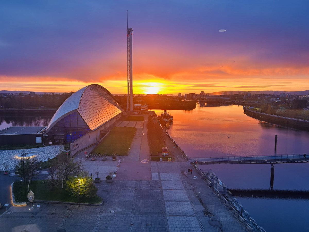 Glasgow you never disappoint! Golden hour here @BBCScotland #stunning #GOLDENHOUR