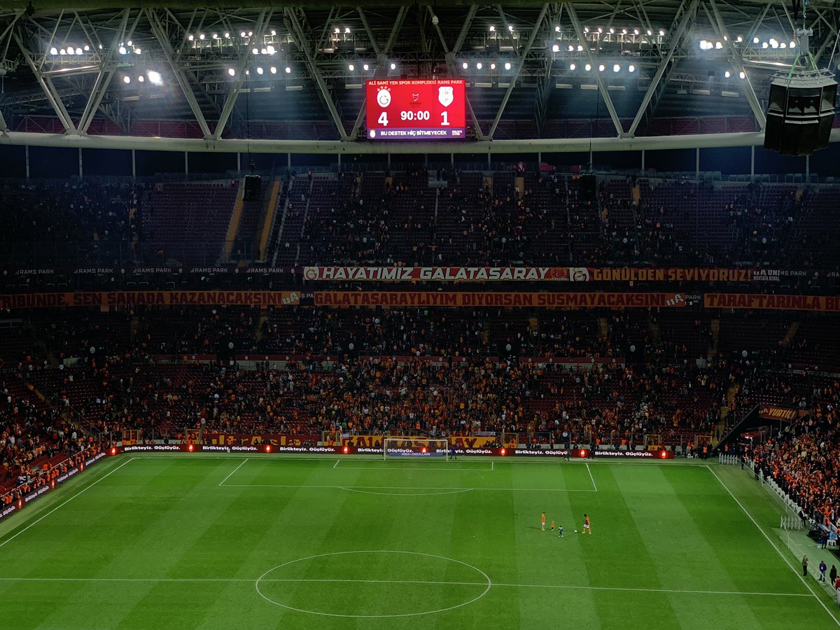 İlk getdiyim oyundan qələbə almaq çox sevindirici oldu.Atmosfersə çox əla idi. Arzulayan hər kəsə qismət olsun belə bir atmosfer💛❤️Sonuna qədər Cimbom