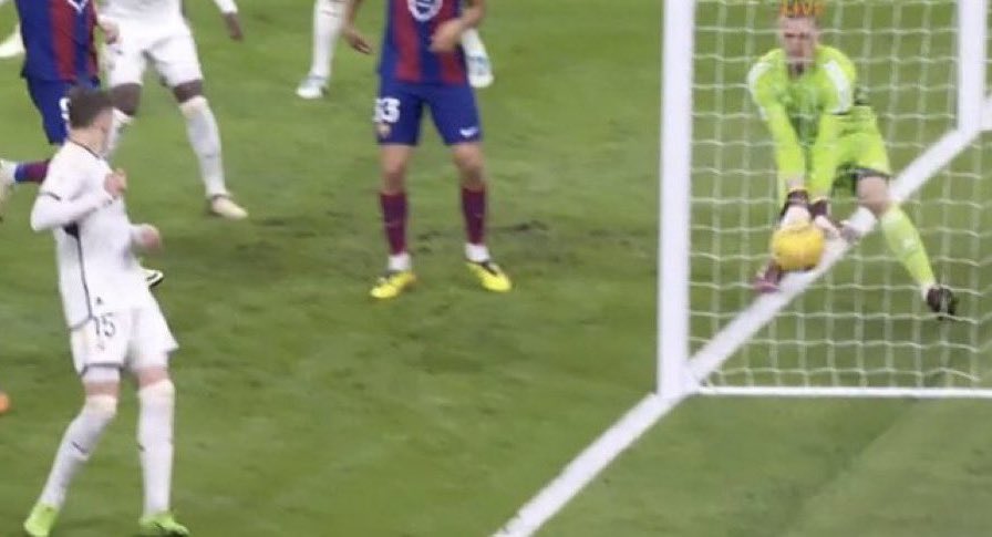 SuaAmor14's tweet image. Claramente no entro verdad #Arbitro ! Una pregunta  #ElVar para qué sirve ????