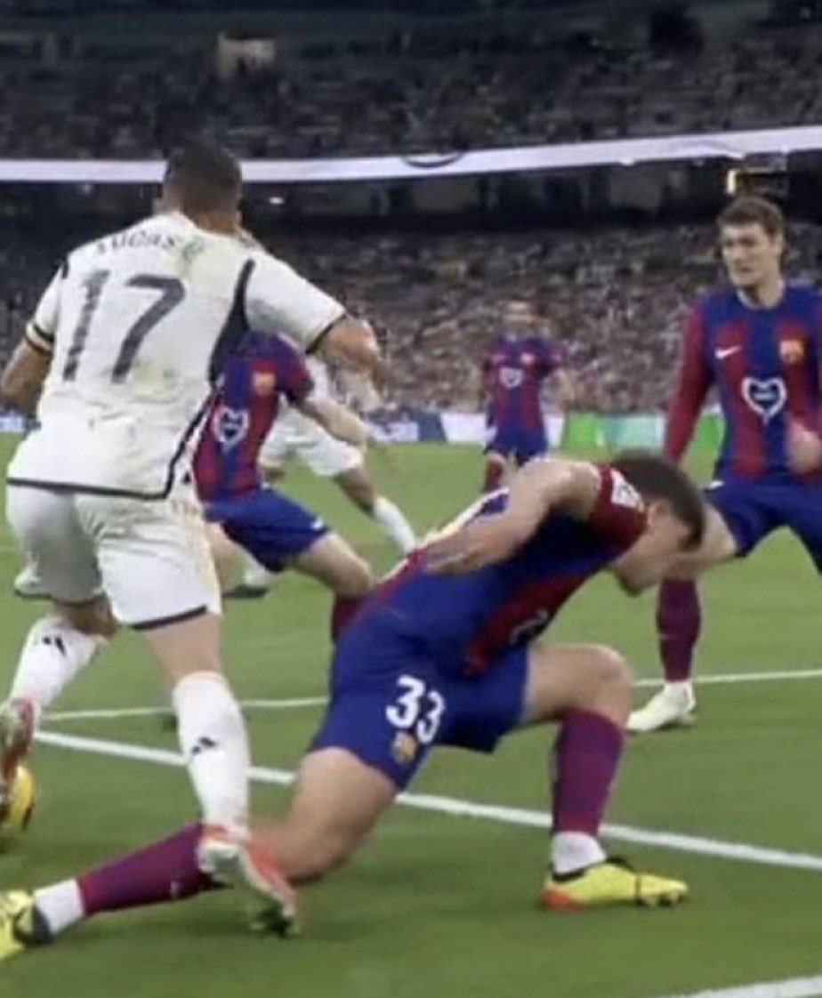 CrazyClownytr's tweet photo. In just 30 minutes:

-Barcelona got robbed for conceding a penalty after a dive from Vazquez 

-Barcelona got robbed from a goal because this league doesnt have goal line technology and has only 2 angles available. 

-Barcelona got robbed from a penalty where there was more contact than of Vazquez

-Barcelona gets robbed from a camavinga red card who makes a last man tackle on lamine (i just wanted to make 4)