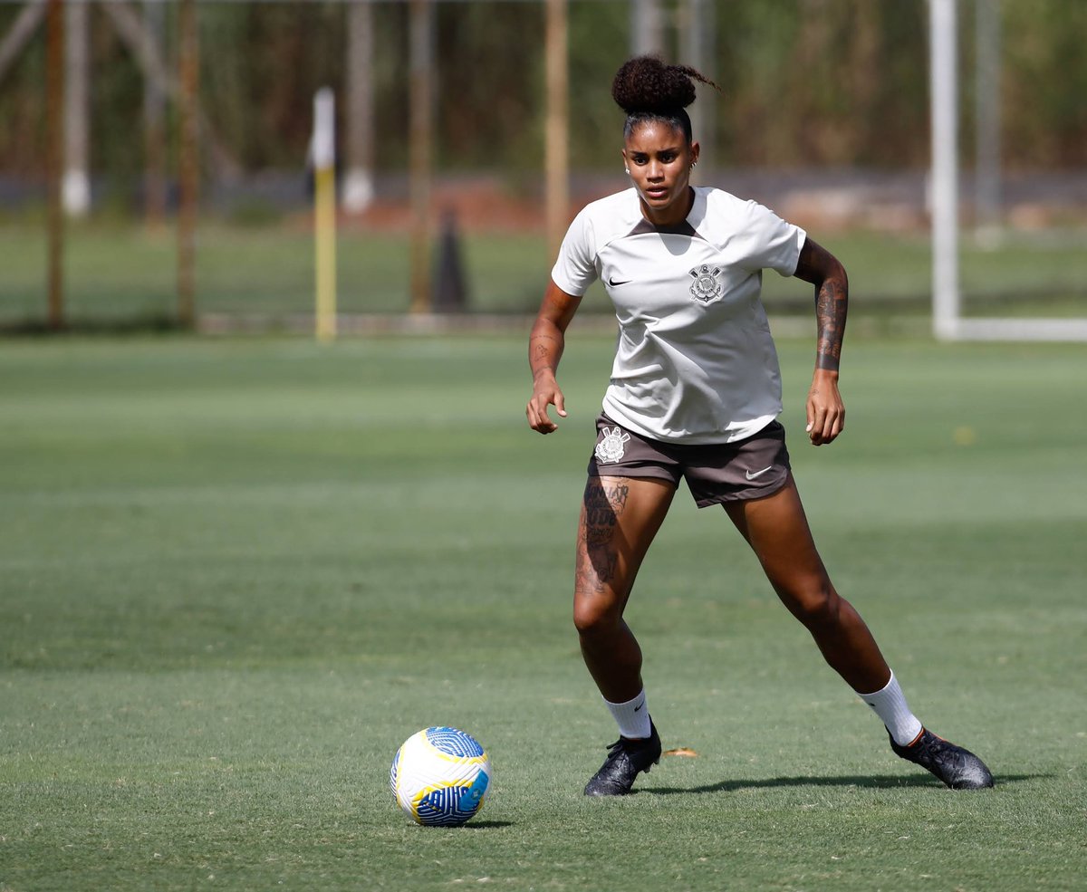 TRANSFERÊNCIA 🚨 A zagueira Tarciane, do Corinthians, foi negociada com uma equipe do exterior. O valor do negócio está em torno de R$ 2,59 milhões de reais. Uma das maiores transferências do futebol feminino mundial. É possível que a atleta defenda o Houston Dash, da NWSL.