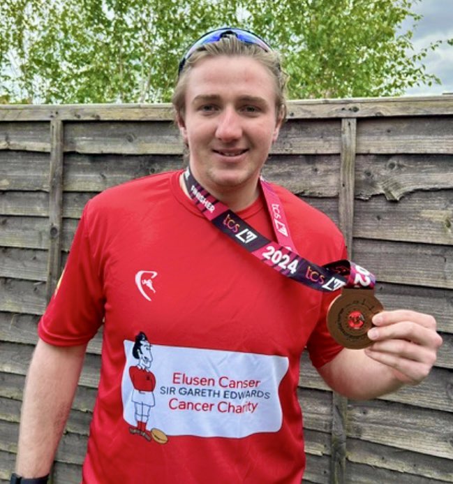 sirgarethedward's tweet image. First marathon ever for Morgan Bowen. First runner ever in the London Marathon for @sirgarethedward. Morgan raised a staggering £2144 for young people aged 15-35 who are going through Cancer treatment in Wales. #cymro #calon #caredig Llanelli born 🏴󠁧󠁢󠁷󠁬󠁳󠁿 ❤️