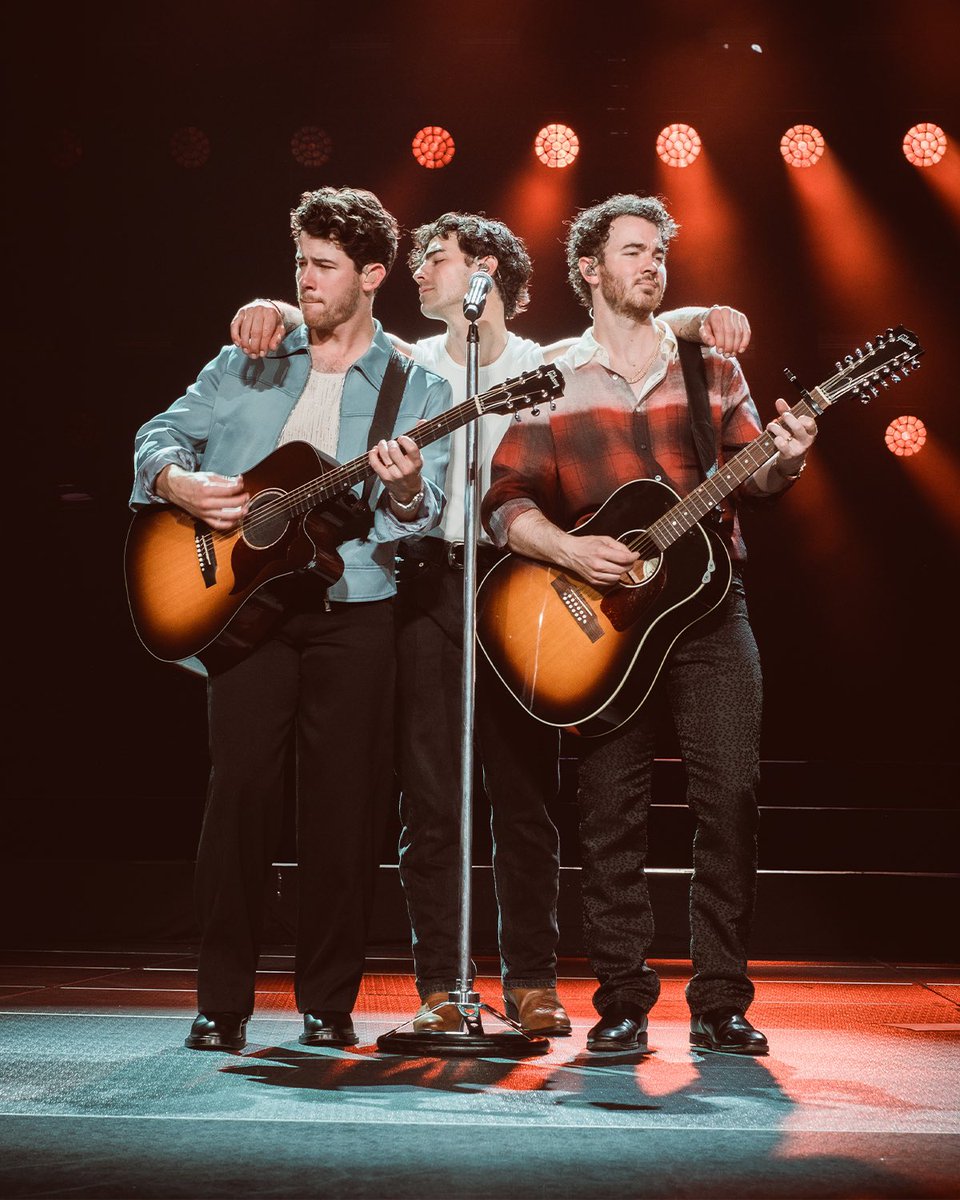 jonasbrothers's tweet photo. We had an unbelievable night in Bogotá with all of you. Colombia thank you for celebrating with us… Until next time 🇨🇴❤️ https://t.co/zACsz2VQBZ