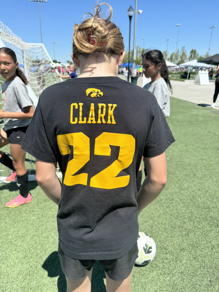 MiaHamm's tweet photo. @CaitlinClark22 love at our @TeamFirstSA camp in Modesto,CA. Love it!! https://t.co/LGyxYcacmh