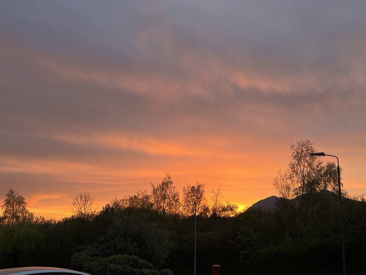 #Tullibody sunset on my doorstep tonight. Been a half hour of unbelievable colour and drama in the skies over the #WallaceMonument and #Dumyat hills. 💙🏴󠁧󠁢󠁳󠁣󠁴󠁿