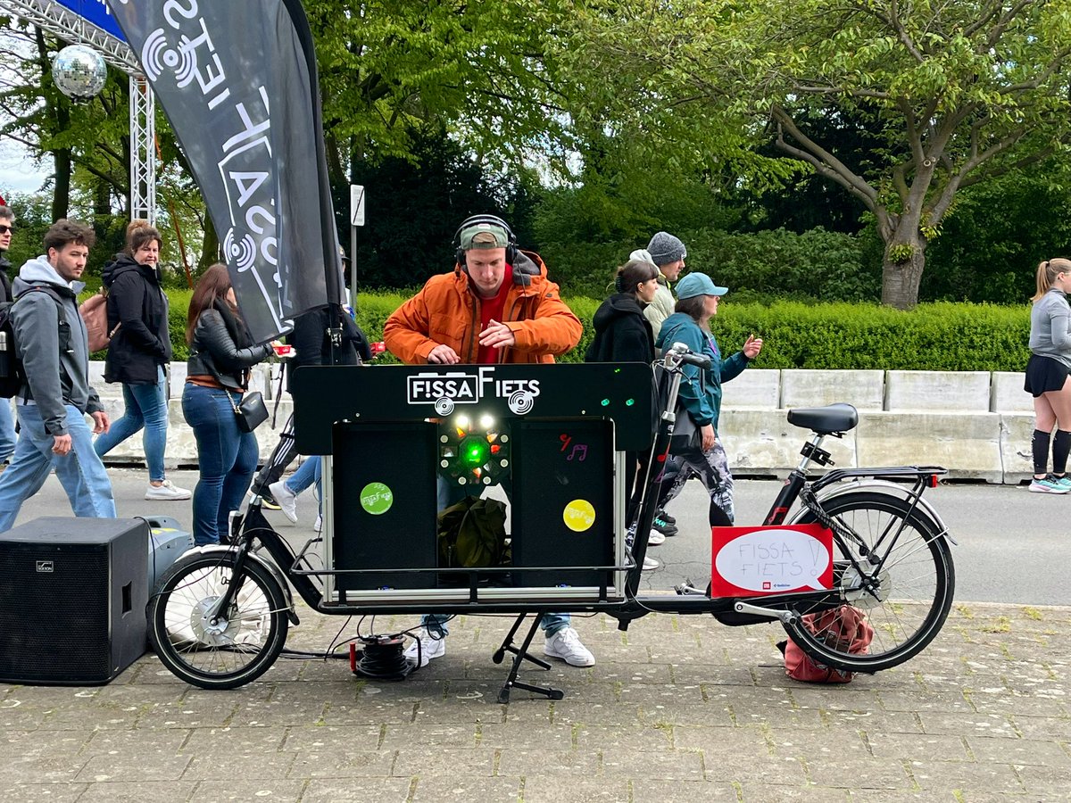 Met zoonlief vandaag de 10 miles in Antwerpen gelopen. Prima info & communicatie door @SlimnaarA via website en borden. Met 40000 deelnemers zit dit event echt op haar limieten qua doorstroming. #10miles