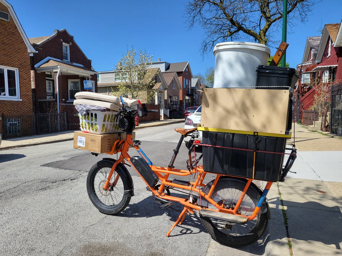 Big load coming through. #bikechi #cargobike