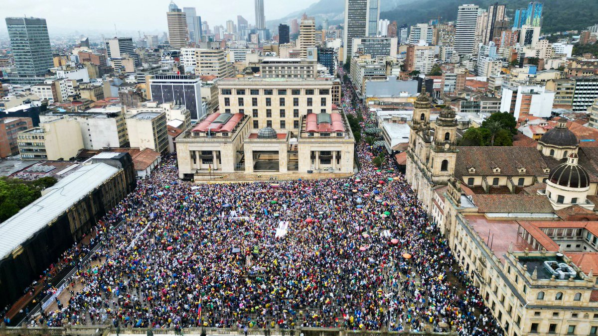 ClaudiaLopez's tweet photo. Irrespetuosa y arrogante respuesta a #Marcha21Abril diversa y legítima, que confirma que la gran mayoría de colombianos estamos frustrados y preocupados con la criminalidad envalentonada, la division constante y la falta de solución y gobierno a las preocupaciones de la ciudadanía.