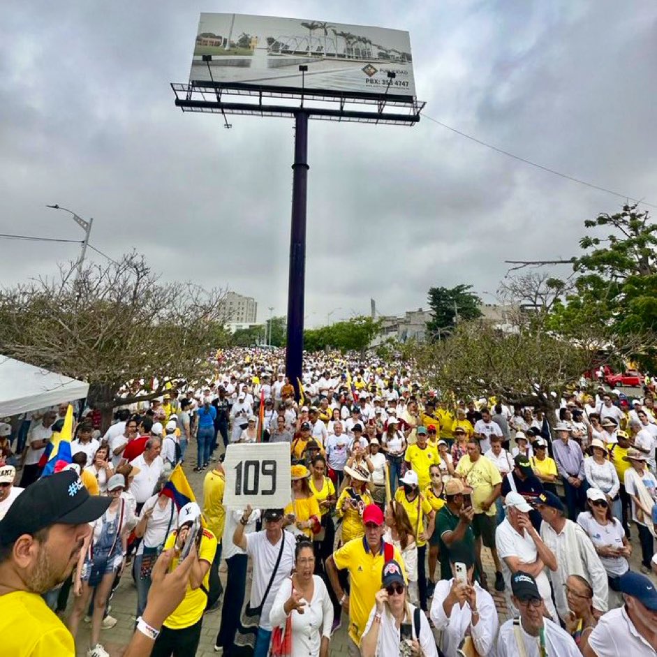 ClaudiaLopez's tweet photo. Irrespetuosa y arrogante respuesta a #Marcha21Abril diversa y legítima, que confirma que la gran mayoría de colombianos estamos frustrados y preocupados con la criminalidad envalentonada, la division constante y la falta de solución y gobierno a las preocupaciones de la ciudadanía.