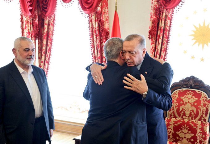 karayurtlu's tweet photo. @ErbakanFatih Fatih erbakana göre Filistinliler kendilerini bombalayan İsrail uçaklarına yakıt gönderen adama sarılıyor, kendi dışında herkes aklını kaçırmış olmalı. Daha basit açıklaması herhalde @ErbakanFatih ın bildiği yanıldığına yetmiyor. https://t.co/aZ6KQEccwg
