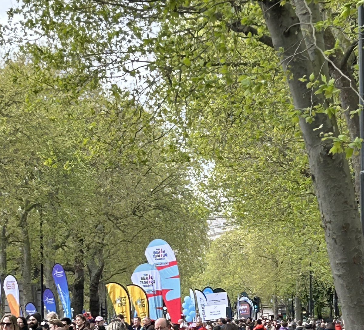 What a fabulous day cheering all the runners at the #londonmarathon. Well done to everyone and a big thank you to those running for @BrainTumourOrg ❤️ #braintumours #livinglongerandbetter #doingthisforlily