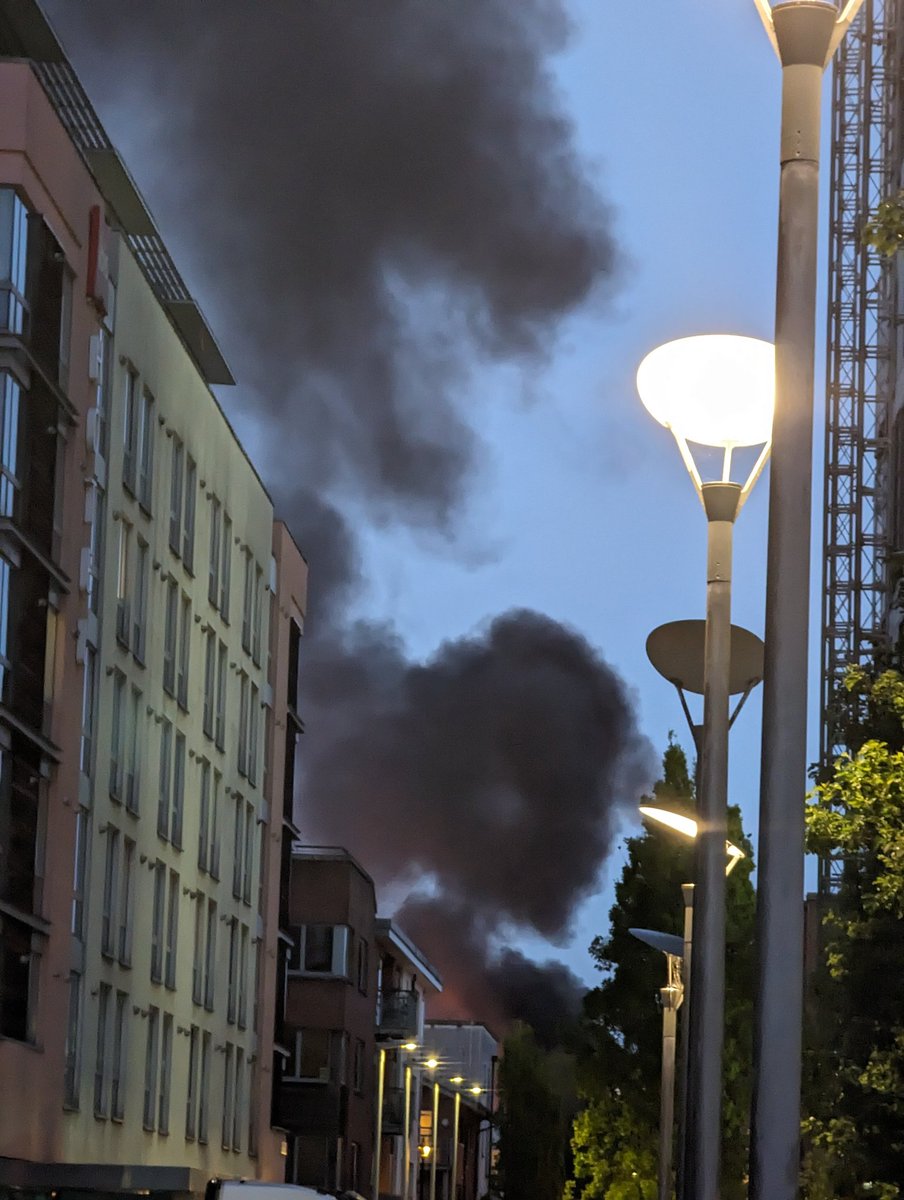 Fire near Temple Meads... 😬 <a href="/beardedjourno/">Martin Booth</a>
