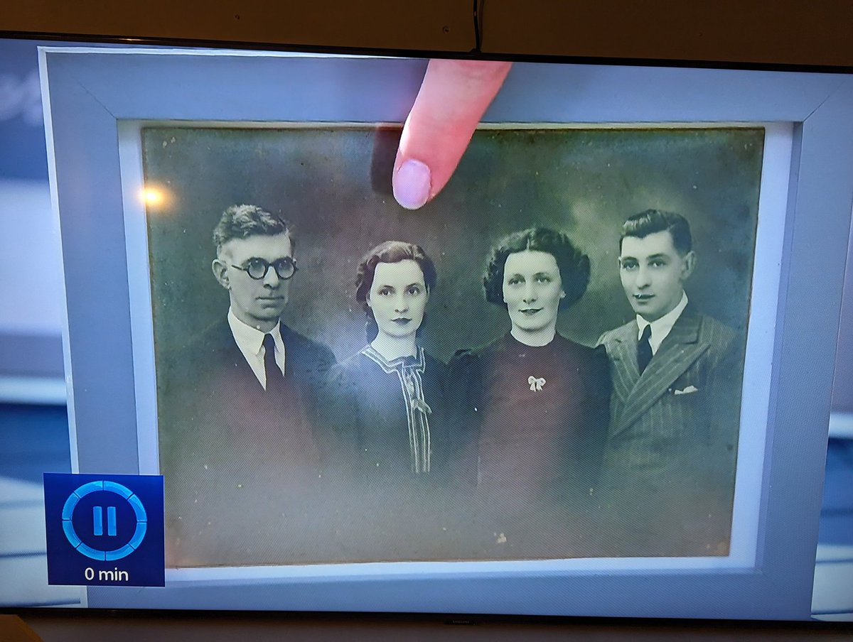 mmastyles's tweet photo. Nice to see @bushontheradio on the Antiques roadshow this evening. https://t.co/Xi2BXnHmdI