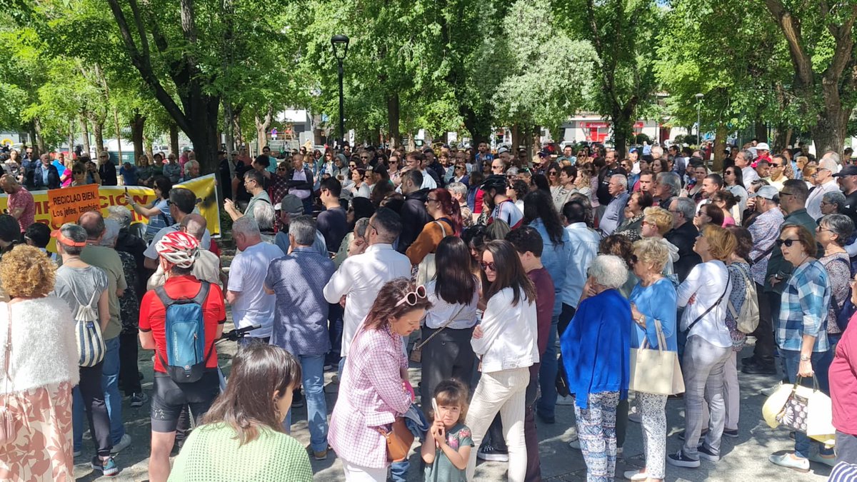 El PSOE nos preparó la ampliación del vertedero desde la Mancomunidad y el PP ha rematado la faena en la Comunidad recalificando terrenos para regalarnos miles de toneladas de basura. Hoy cientos de pinteños nos hemos manifestado en contra. #NoALaAmpliacionDelVertedero #Hacemos