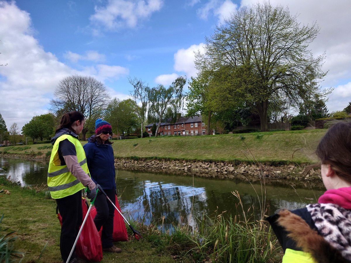PDAA_FISHING's tweet photo. COMING TOGETHER TO TIDY UP THE TOWN 

Great to work together with The Wombles of Spalding Common today to litter pick the River Welland in Spalding

Plenty of rubbish collected despite being regularly picked by our groups, great to see such a good turnout

#anglersagainstlitter https://t.co/gpflb9nQjL